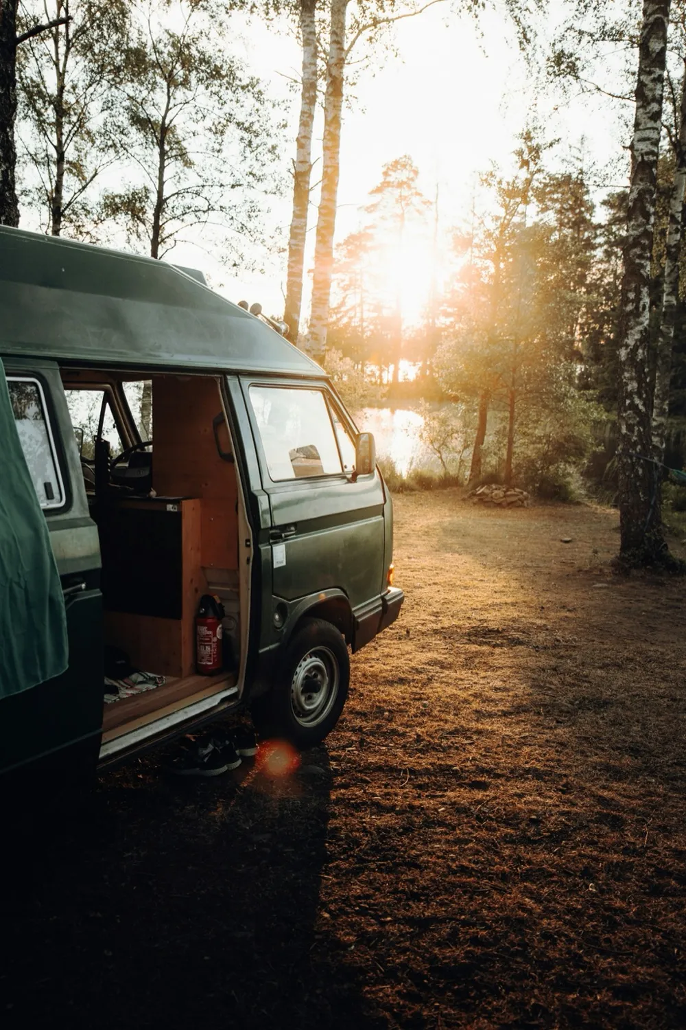 VW Bus mit offener Türe im Abendlicht